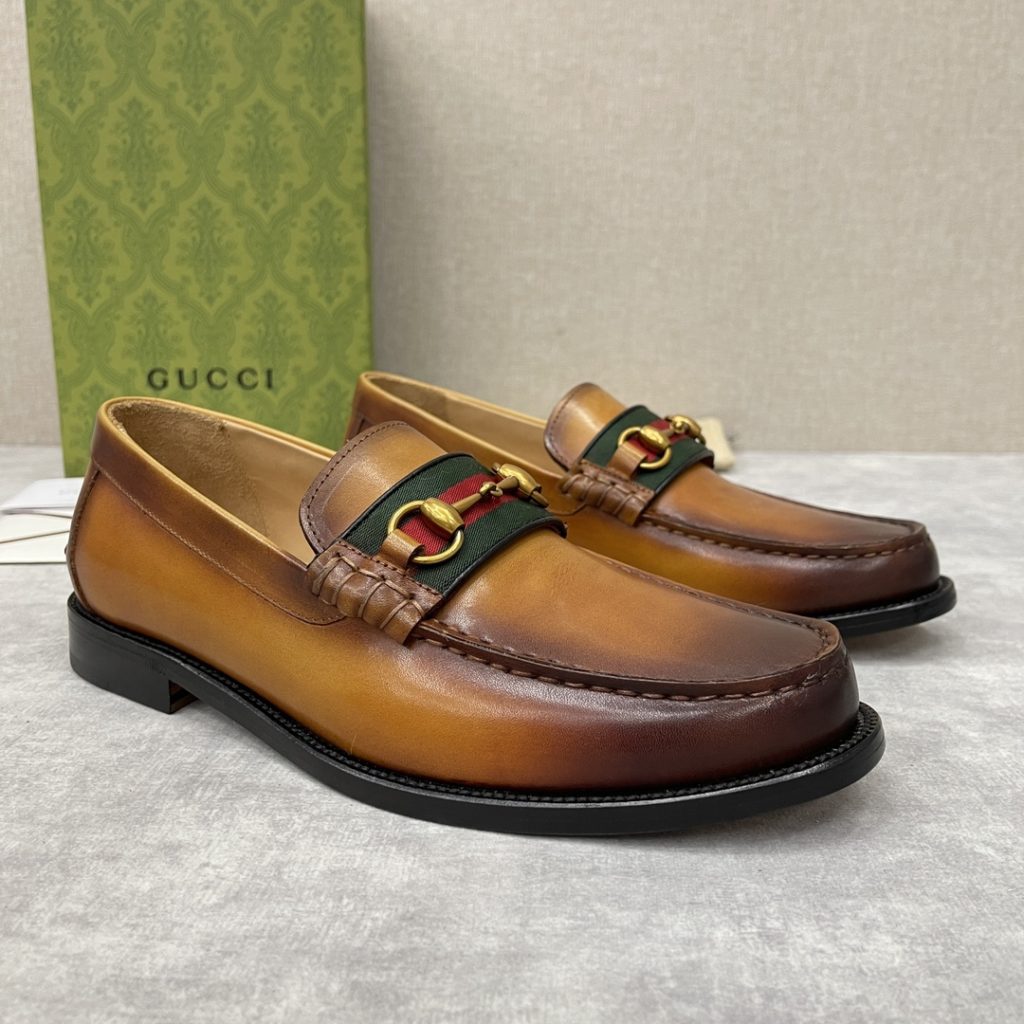 💋💍 GUCCI Ancient~Chixin Men's Horse Titles Buckle Lefu Shoes Leather Shoes This Lefu shoe has always been a classic piece of Gucc *'s various series, constantly adding subtle new ideas to classic design, and continuously reproducing the collection of classic elements. The series aims to break through the constraints of the inherent rules of the fashion world, conveying the design concept that a piece should not only be popular for one season, but that it will continue to evolve over time. This shoe features imported cow leather/beaded open edge leather/embossed cow leather/GG canvas leather for a new interpretation, embellished with classic details. Red and green striped webbing and palladium toned horse clasps symbolize the equestrian world, celebrating the brand's equestrian roots with low-key details. The inner lining is dyed with cow leather to create an original leather outsole for comfort and strong experience. The pursuit of high-quality shoes looks like they are packaged in the original box. Standard leather shoes are available in sizes of 39~44 # (38.45.46 🉑 : Customized)