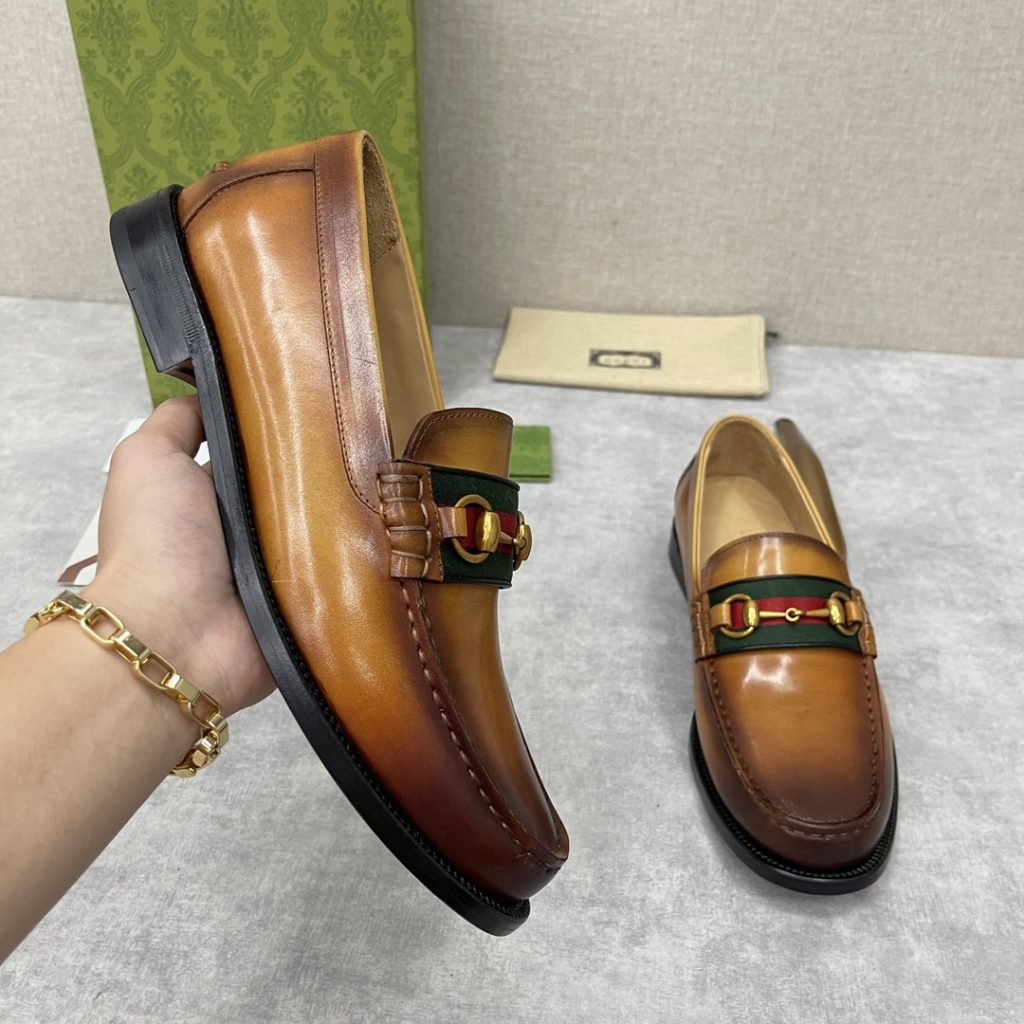 💋💍 GUCCI Ancient~Chixin Men's Horse Titles Buckle Lefu Shoes Leather Shoes This Lefu shoe has always been a classic piece of Gucc *'s various series, constantly adding subtle new ideas to classic design, and continuously reproducing the collection of classic elements. The series aims to break through the constraints of the inherent rules of the fashion world, conveying the design concept that a piece should not only be popular for one season, but that it will continue to evolve over time. This shoe features imported cow leather/beaded open edge leather/embossed cow leather/GG canvas leather for a new interpretation, embellished with classic details. Red and green striped webbing and palladium toned horse clasps symbolize the equestrian world, celebrating the brand's equestrian roots with low-key details. The inner lining is dyed with cow leather to create an original leather outsole for comfort and strong experience. The pursuit of high-quality shoes looks like they are packaged in the original box. Standard leather shoes are available in sizes of 39~44 # (38.45.46 🉑 : Customized)