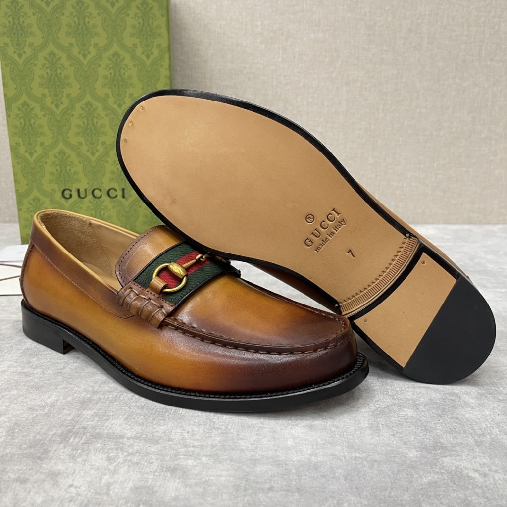 💋💍 GUCCI Ancient~Chixin Men's Horse Titles Buckle Lefu Shoes Leather Shoes This Lefu shoe has always been a classic piece of Gucc *'s various series, constantly adding subtle new ideas to classic design, and continuously reproducing the collection of classic elements. The series aims to break through the constraints of the inherent rules of the fashion world, conveying the design concept that a piece should not only be popular for one season, but that it will continue to evolve over time. This shoe features imported cow leather/beaded open edge leather/embossed cow leather/GG canvas leather for a new interpretation, embellished with classic details. Red and green striped webbing and palladium toned horse clasps symbolize the equestrian world, celebrating the brand's equestrian roots with low-key details. The inner lining is dyed with cow leather to create an original leather outsole for comfort and strong experience. The pursuit of high-quality shoes looks like they are packaged in the original box. Standard leather shoes are available in sizes of 39~44 # (38.45.46 🉑 : Customized)