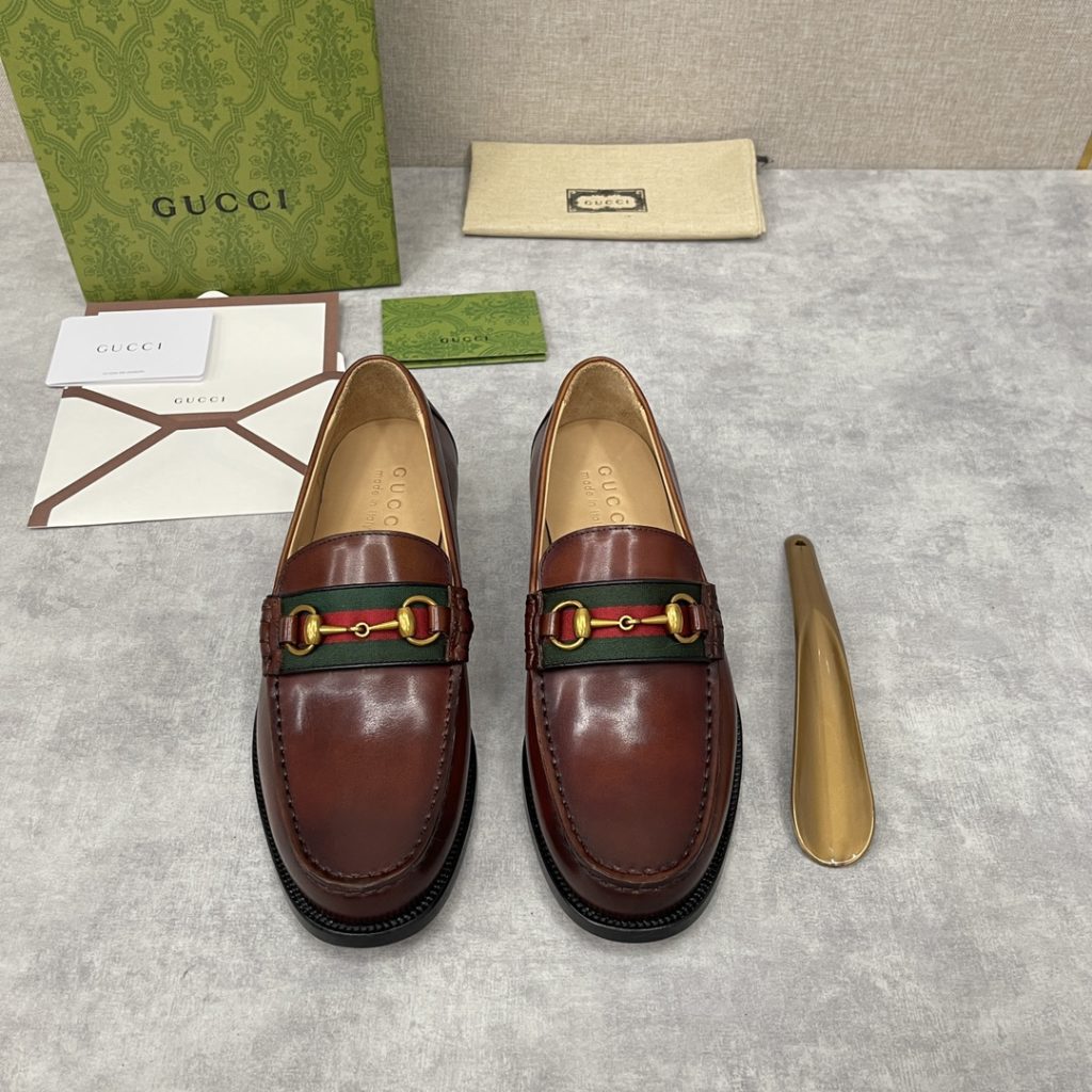 💋💍 GUCCI Ancient~Chixin Men's Horse Titles Buckle Lefu Shoes Leather Shoes This Lefu shoe has always been a classic piece of Gucc *'s various series, constantly adding subtle new ideas to classic design, and continuously reproducing the collection of classic elements. The series aims to break through the constraints of the inherent rules of the fashion world, conveying the design concept that a piece should not only be popular for one season, but that it will continue to evolve over time. This shoe features imported cow leather/beaded open edge leather/embossed cow leather/GG canvas leather for a new interpretation, embellished with classic details. Red and green striped webbing and palladium toned horse clasps symbolize the equestrian world, celebrating the brand's equestrian roots with low-key details. The inner lining is dyed with cow leather to create an original leather outsole for comfort and strong experience. The pursuit of high-quality shoes looks like they are packaged in the original box. Standard leather shoes are available in sizes of 39~44 # (38.45.46 🉑 : Customized)