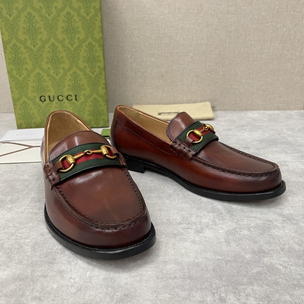 💋💍 GUCCI Ancient~Chixin Men's Horse Titles Buckle Lefu Shoes Leather Shoes This Lefu shoe has always been a classic piece of Gucc *'s various series, constantly adding subtle new ideas to classic design, and continuously reproducing the collection of classic elements. The series aims to break through the constraints of the inherent rules of the fashion world, conveying the design concept that a piece should not only be popular for one season, but that it will continue to evolve over time. This shoe features imported cow leather/beaded open edge leather/embossed cow leather/GG canvas leather for a new interpretation, embellished with classic details. Red and green striped webbing and palladium toned horse clasps symbolize the equestrian world, celebrating the brand's equestrian roots with low-key details. The inner lining is dyed with cow leather to create an original leather outsole for comfort and strong experience. The pursuit of high-quality shoes looks like they are packaged in the original box. Standard leather shoes are available in sizes of 39~44 # (38.45.46 🉑 : Customized)