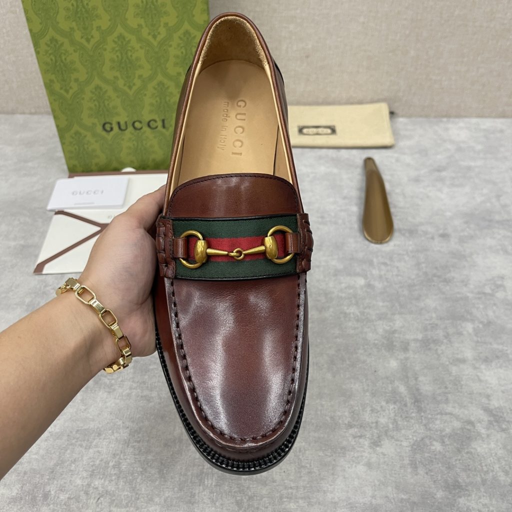 💋💍 GUCCI Ancient~Chixin Men's Horse Titles Buckle Lefu Shoes Leather Shoes This Lefu shoe has always been a classic piece of Gucc *'s various series, constantly adding subtle new ideas to classic design, and continuously reproducing the collection of classic elements. The series aims to break through the constraints of the inherent rules of the fashion world, conveying the design concept that a piece should not only be popular for one season, but that it will continue to evolve over time. This shoe features imported cow leather/beaded open edge leather/embossed cow leather/GG canvas leather for a new interpretation, embellished with classic details. Red and green striped webbing and palladium toned horse clasps symbolize the equestrian world, celebrating the brand's equestrian roots with low-key details. The inner lining is dyed with cow leather to create an original leather outsole for comfort and strong experience. The pursuit of high-quality shoes looks like they are packaged in the original box. Standard leather shoes are available in sizes of 39~44 # (38.45.46 🉑 : Customized)