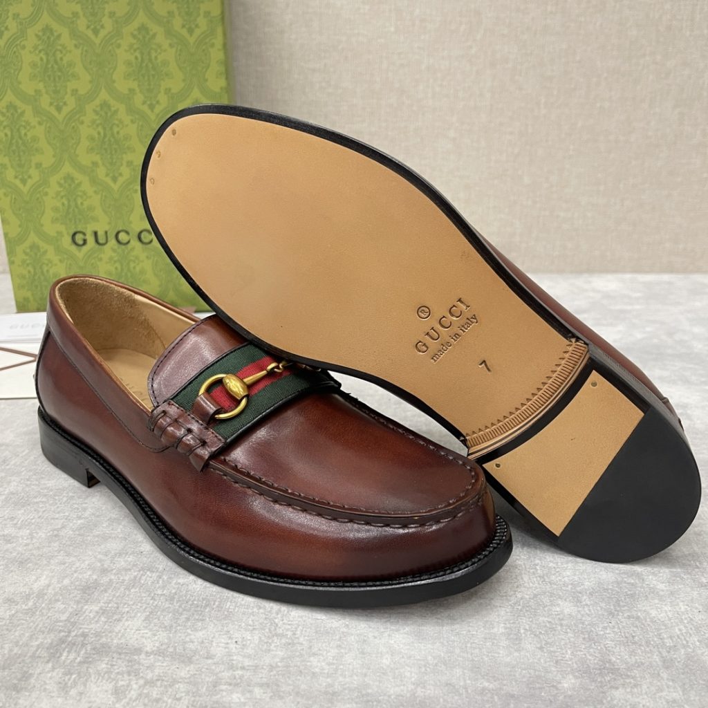 💋💍 GUCCI Ancient~Chixin Men's Horse Titles Buckle Lefu Shoes Leather Shoes This Lefu shoe has always been a classic piece of Gucc *'s various series, constantly adding subtle new ideas to classic design, and continuously reproducing the collection of classic elements. The series aims to break through the constraints of the inherent rules of the fashion world, conveying the design concept that a piece should not only be popular for one season, but that it will continue to evolve over time. This shoe features imported cow leather/beaded open edge leather/embossed cow leather/GG canvas leather for a new interpretation, embellished with classic details. Red and green striped webbing and palladium toned horse clasps symbolize the equestrian world, celebrating the brand's equestrian roots with low-key details. The inner lining is dyed with cow leather to create an original leather outsole for comfort and strong experience. The pursuit of high-quality shoes looks like they are packaged in the original box. Standard leather shoes are available in sizes of 39~44 # (38.45.46 🉑 : Customized)