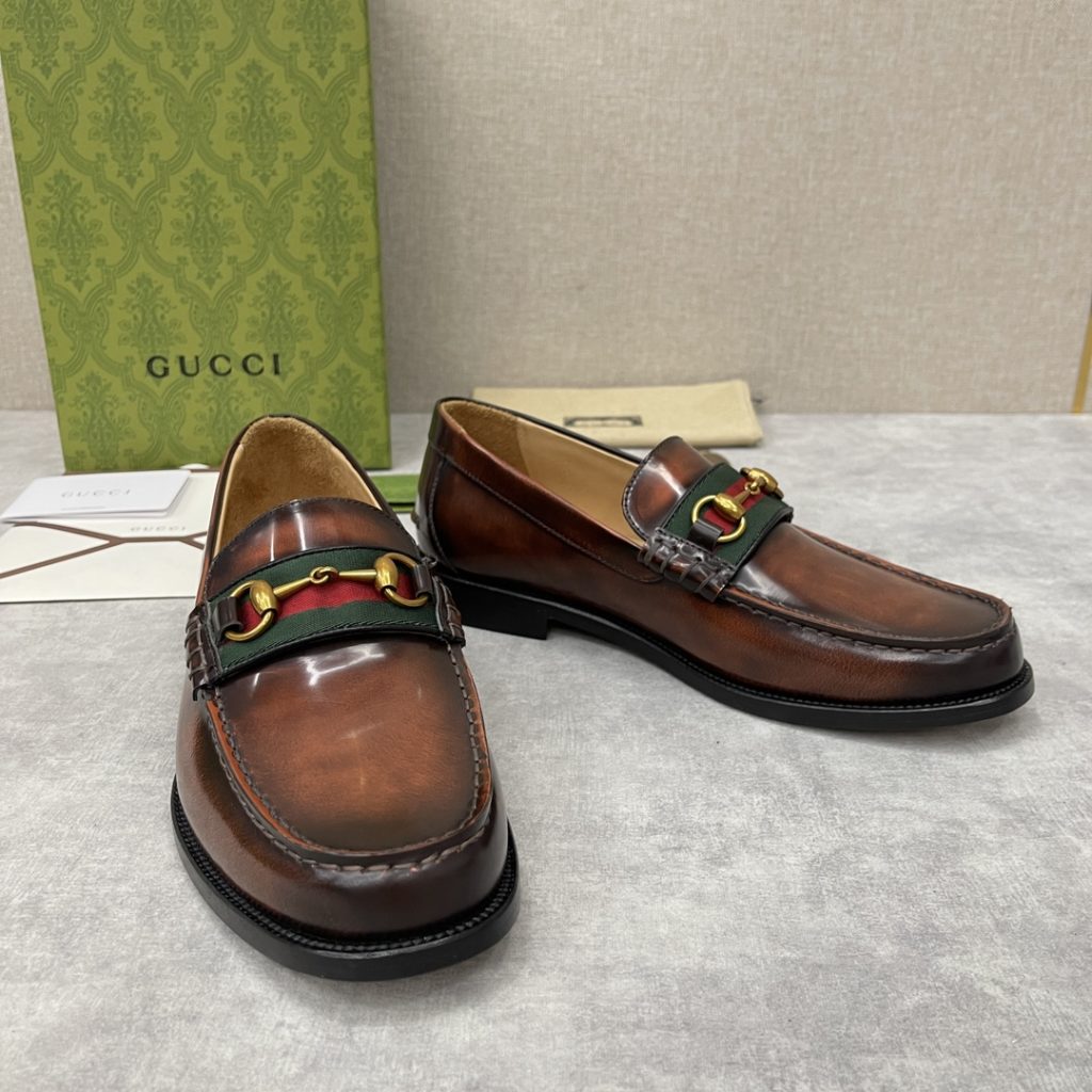 💋💍 GUCCI Ancient~Chixin Men's Horse Titles Buckle Lefu Shoes Leather Shoes This Lefu shoe has always been a classic piece of Gucc *'s various series, constantly adding subtle new ideas to classic design, and continuously reproducing the collection of classic elements. The series aims to break through the constraints of the inherent rules of the fashion world, conveying the design concept that a piece should not only be popular for one season, but that it will continue to evolve over time. This shoe features imported cow leather/beaded open edge leather/embossed cow leather/GG canvas leather for a new interpretation, embellished with classic details. Red and green striped webbing and palladium toned horse clasps symbolize the equestrian world, celebrating the brand's equestrian roots with low-key details. The inner lining is dyed with cow leather to create an original leather outsole for comfort and strong experience. The pursuit of high-quality shoes looks like they are packaged in the original box. Standard leather shoes are available in sizes of 39~44 # (38.45.46 🉑 : Customized)