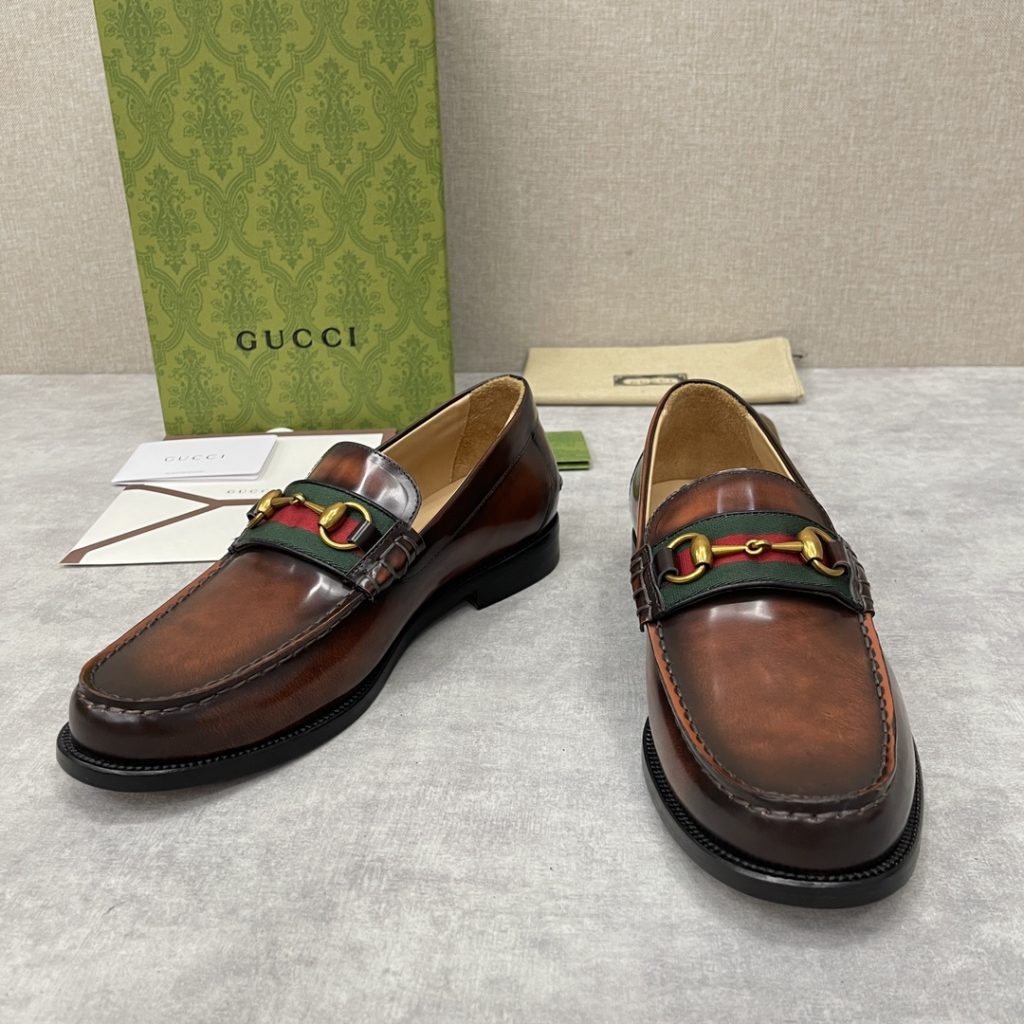 💋💍 GUCCI Ancient~Chixin Men's Horse Titles Buckle Lefu Shoes Leather Shoes This Lefu shoe has always been a classic piece of Gucc *'s various series, constantly adding subtle new ideas to classic design, and continuously reproducing the collection of classic elements. The series aims to break through the constraints of the inherent rules of the fashion world, conveying the design concept that a piece should not only be popular for one season, but that it will continue to evolve over time. This shoe features imported cow leather/beaded open edge leather/embossed cow leather/GG canvas leather for a new interpretation, embellished with classic details. Red and green striped webbing and palladium toned horse clasps symbolize the equestrian world, celebrating the brand's equestrian roots with low-key details. The inner lining is dyed with cow leather to create an original leather outsole for comfort and strong experience. The pursuit of high-quality shoes looks like they are packaged in the original box. Standard leather shoes are available in sizes of 39~44 # (38.45.46 🉑 : Customized)