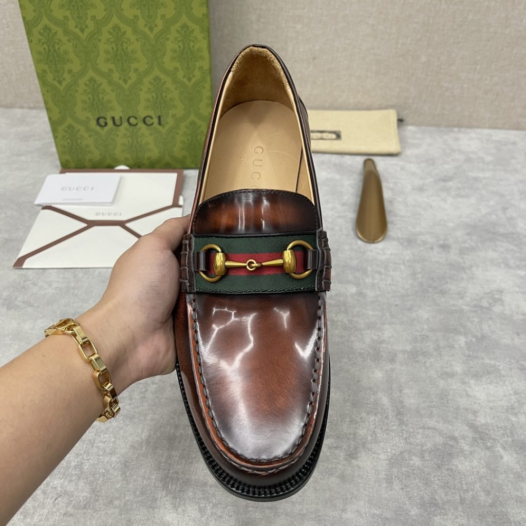 💋💍 GUCCI Ancient~Chixin Men's Horse Titles Buckle Lefu Shoes Leather Shoes This Lefu shoe has always been a classic piece of Gucc *'s various series, constantly adding subtle new ideas to classic design, and continuously reproducing the collection of classic elements. The series aims to break through the constraints of the inherent rules of the fashion world, conveying the design concept that a piece should not only be popular for one season, but that it will continue to evolve over time. This shoe features imported cow leather/beaded open edge leather/embossed cow leather/GG canvas leather for a new interpretation, embellished with classic details. Red and green striped webbing and palladium toned horse clasps symbolize the equestrian world, celebrating the brand's equestrian roots with low-key details. The inner lining is dyed with cow leather to create an original leather outsole for comfort and strong experience. The pursuit of high-quality shoes looks like they are packaged in the original box. Standard leather shoes are available in sizes of 39~44 # (38.45.46 🉑 : Customized)