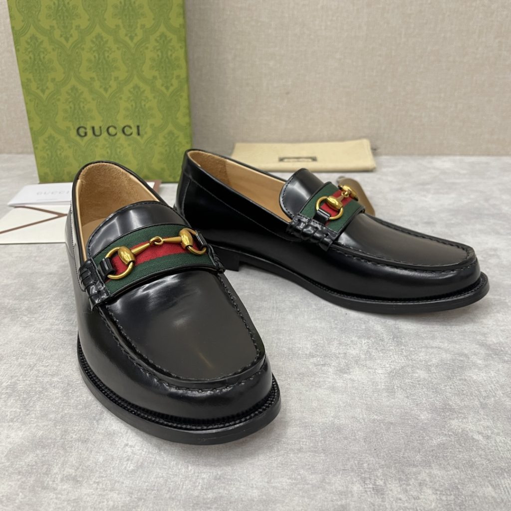 💋💍 GUCCI Ancient~Chixin Men's Horse Titles Buckle Lefu Shoes Leather Shoes This Lefu shoe has always been a classic piece of Gucc *'s various series, constantly adding subtle new ideas to classic design, and continuously reproducing the collection of classic elements. The series aims to break through the constraints of the inherent rules of the fashion world, conveying the design concept that a piece should not only be popular for one season, but that it will continue to evolve over time. This shoe features imported cow leather/beaded open edge leather/embossed cow leather/GG canvas leather for a new interpretation, embellished with classic details. Red and green striped webbing and palladium toned horse clasps symbolize the equestrian world, celebrating the brand's equestrian roots with low-key details. The inner lining is dyed with cow leather to create an original leather outsole for comfort and strong experience. The pursuit of high-quality shoes looks like they are packaged in the original box. Standard leather shoes are available in sizes of 39~44 # (38.45.46 🉑 : Customized)