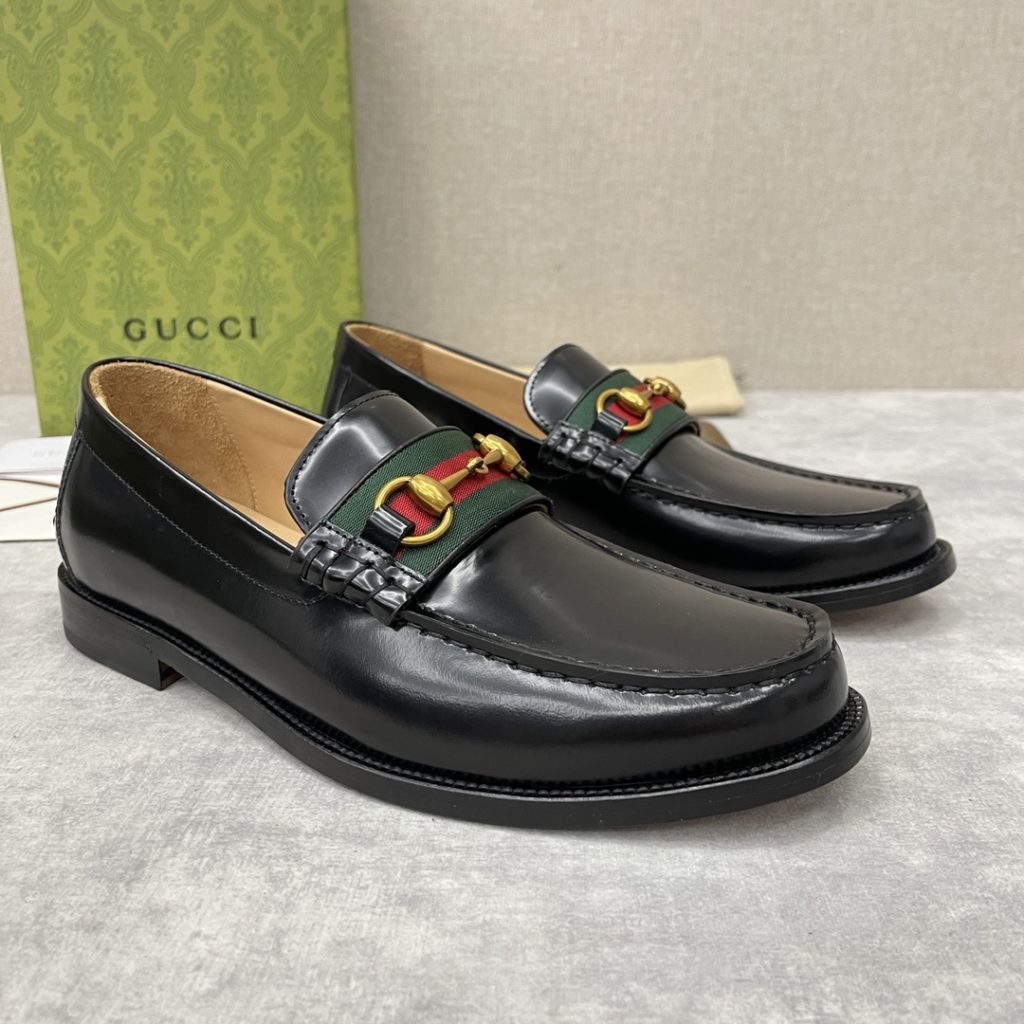 💋💍 GUCCI Ancient~Chixin Men's Horse Titles Buckle Lefu Shoes Leather Shoes This Lefu shoe has always been a classic piece of Gucc *'s various series, constantly adding subtle new ideas to classic design, and continuously reproducing the collection of classic elements. The series aims to break through the constraints of the inherent rules of the fashion world, conveying the design concept that a piece should not only be popular for one season, but that it will continue to evolve over time. This shoe features imported cow leather/beaded open edge leather/embossed cow leather/GG canvas leather for a new interpretation, embellished with classic details. Red and green striped webbing and palladium toned horse clasps symbolize the equestrian world, celebrating the brand's equestrian roots with low-key details. The inner lining is dyed with cow leather to create an original leather outsole for comfort and strong experience. The pursuit of high-quality shoes looks like they are packaged in the original box. Standard leather shoes are available in sizes of 39~44 # (38.45.46 🉑 : Customized)