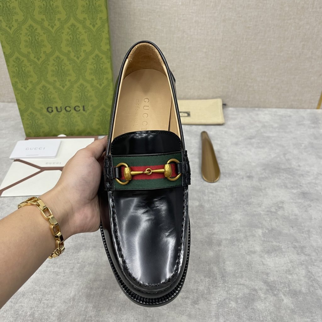 💋💍 GUCCI Ancient~Chixin Men's Horse Titles Buckle Lefu Shoes Leather Shoes This Lefu shoe has always been a classic piece of Gucc *'s various series, constantly adding subtle new ideas to classic design, and continuously reproducing the collection of classic elements. The series aims to break through the constraints of the inherent rules of the fashion world, conveying the design concept that a piece should not only be popular for one season, but that it will continue to evolve over time. This shoe features imported cow leather/beaded open edge leather/embossed cow leather/GG canvas leather for a new interpretation, embellished with classic details. Red and green striped webbing and palladium toned horse clasps symbolize the equestrian world, celebrating the brand's equestrian roots with low-key details. The inner lining is dyed with cow leather to create an original leather outsole for comfort and strong experience. The pursuit of high-quality shoes looks like they are packaged in the original box. Standard leather shoes are available in sizes of 39~44 # (38.45.46 🉑 : Customized)