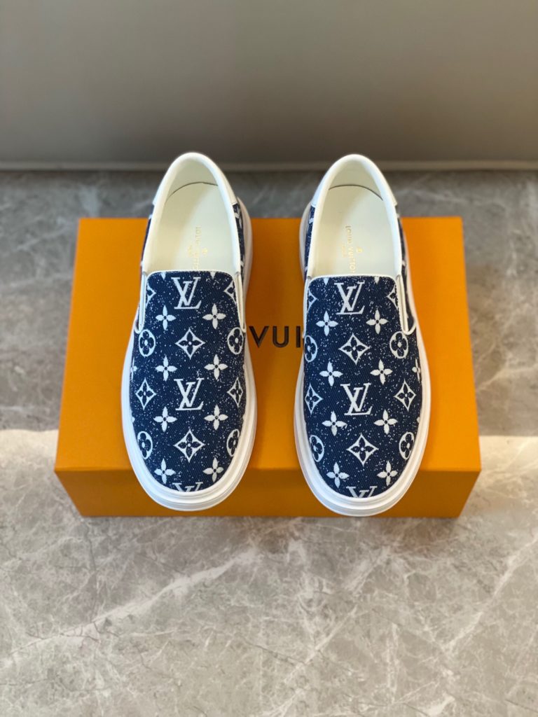 🎭 Brand: LOUIS VUITTON 🎭 Color: Original color matching 🎭 Yards: 38-44 standard 🎭 Material: Louis Vuitton ® The latest runway style - first come from youth, creative future. The early spring 2023 collection launches a new product. Not only does it unify and maintain a low profile and calm pace, but it also injects some adventure elements into the street style, embodying a unique style. Demonstrate a cool and stylish personality style with a childlike perspective. The authentic fashionable upper is made of: original LV fabric surface+cow leather lining+private molded ultra-light outsole