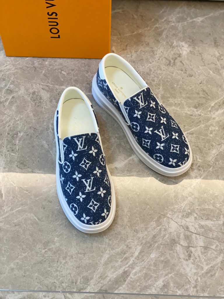 🎭 Brand: LOUIS VUITTON 🎭 Color: Original color matching 🎭 Yards: 38-44 standard 🎭 Material: Louis Vuitton ® The latest runway style - first come from youth, creative future. The early spring 2023 collection launches a new product. Not only does it unify and maintain a low profile and calm pace, but it also injects some adventure elements into the street style, embodying a unique style. Demonstrate a cool and stylish personality style with a childlike perspective. The authentic fashionable upper is made of: original LV fabric surface+cow leather lining+private molded ultra-light outsole