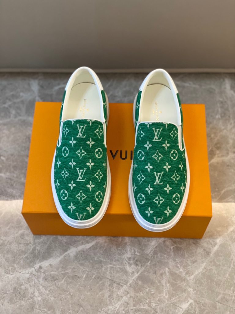 🎭 Brand: LOUIS VUITTON 🎭 Color: Original color matching 🎭 Yards: 38-44 standard 🎭 Material: Louis Vuitton ® The latest runway style - first come from youth, creative future. The early spring 2023 collection launches a new product. Not only does it unify and maintain a low profile and calm pace, but it also injects some adventure elements into the street style, embodying a unique style. Demonstrate a cool and stylish personality style with a childlike perspective. The authentic fashionable upper is made of: original LV fabric surface+cow leather lining+private molded ultra-light outsole