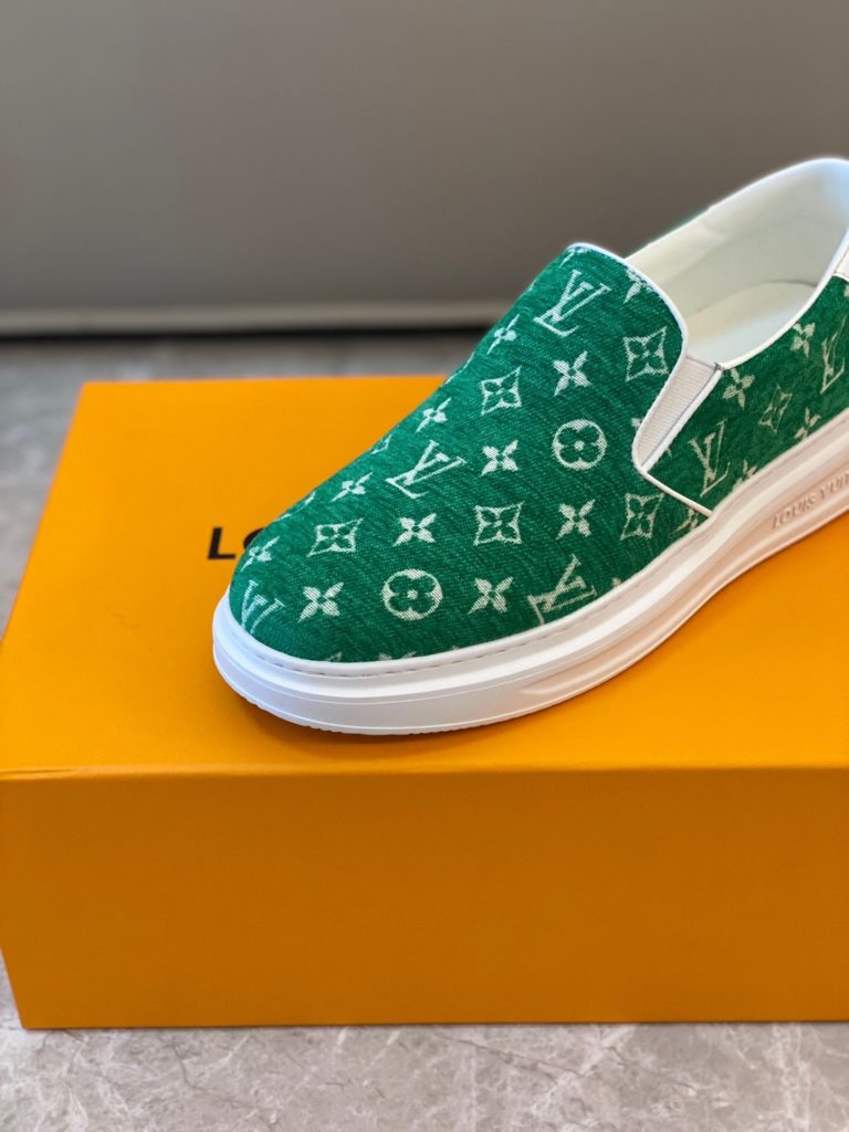 🎭 Brand: LOUIS VUITTON 🎭 Color: Original color matching 🎭 Yards: 38-44 standard 🎭 Material: Louis Vuitton ® The latest runway style - first come from youth, creative future. The early spring 2023 collection launches a new product. Not only does it unify and maintain a low profile and calm pace, but it also injects some adventure elements into the street style, embodying a unique style. Demonstrate a cool and stylish personality style with a childlike perspective. The authentic fashionable upper is made of: original LV fabric surface+cow leather lining+private molded ultra-light outsole