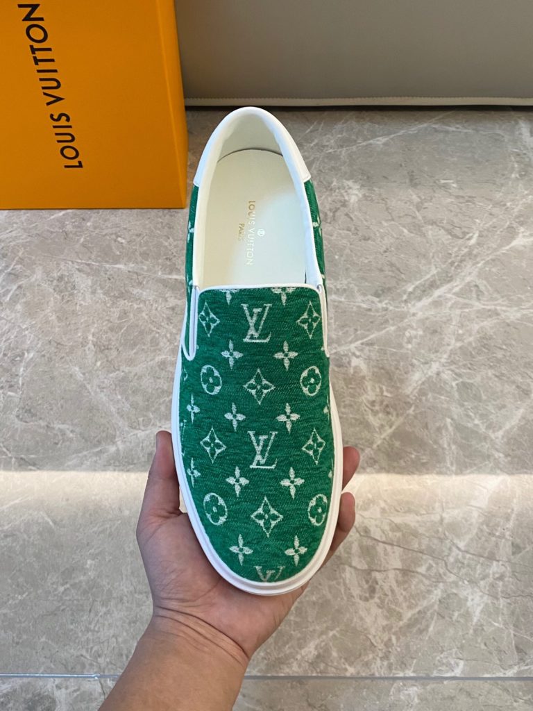 🎭 Brand: LOUIS VUITTON 🎭 Color: Original color matching 🎭 Yards: 38-44 standard 🎭 Material: Louis Vuitton ® The latest runway style - first come from youth, creative future. The early spring 2023 collection launches a new product. Not only does it unify and maintain a low profile and calm pace, but it also injects some adventure elements into the street style, embodying a unique style. Demonstrate a cool and stylish personality style with a childlike perspective. The authentic fashionable upper is made of: original LV fabric surface+cow leather lining+private molded ultra-light outsole