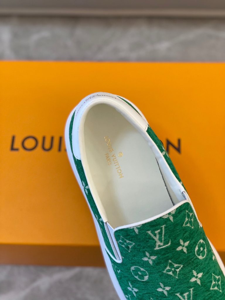 🎭 Brand: LOUIS VUITTON 🎭 Color: Original color matching 🎭 Yards: 38-44 standard 🎭 Material: Louis Vuitton ® The latest runway style - first come from youth, creative future. The early spring 2023 collection launches a new product. Not only does it unify and maintain a low profile and calm pace, but it also injects some adventure elements into the street style, embodying a unique style. Demonstrate a cool and stylish personality style with a childlike perspective. The authentic fashionable upper is made of: original LV fabric surface+cow leather lining+private molded ultra-light outsole