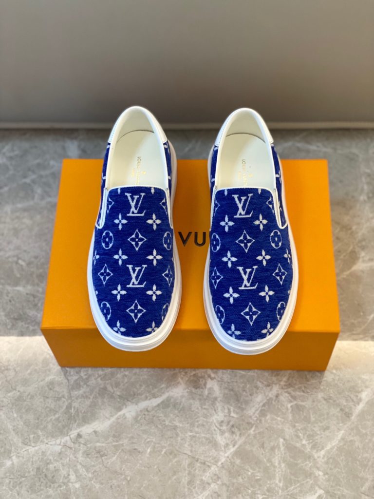 🎭 Brand: LOUIS VUITTON 🎭 Color: Original color matching 🎭 Yards: 38-44 standard 🎭 Material: Louis Vuitton ® The latest runway style - first come from youth, creative future. The early spring 2023 collection launches a new product. Not only does it unify and maintain a low profile and calm pace, but it also injects some adventure elements into the street style, embodying a unique style. Demonstrate a cool and stylish personality style with a childlike perspective. The authentic fashionable upper is made of: original LV fabric surface+cow leather lining+private molded ultra-light outsole