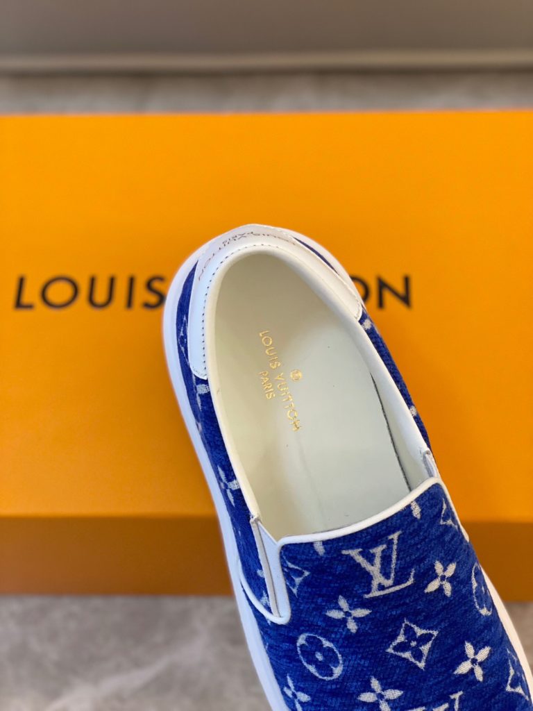 🎭 Brand: LOUIS VUITTON 🎭 Color: Original color matching 🎭 Yards: 38-44 standard 🎭 Material: Louis Vuitton ® The latest runway style - first come from youth, creative future. The early spring 2023 collection launches a new product. Not only does it unify and maintain a low profile and calm pace, but it also injects some adventure elements into the street style, embodying a unique style. Demonstrate a cool and stylish personality style with a childlike perspective. The authentic fashionable upper is made of: original LV fabric surface+cow leather lining+private molded ultra-light outsole