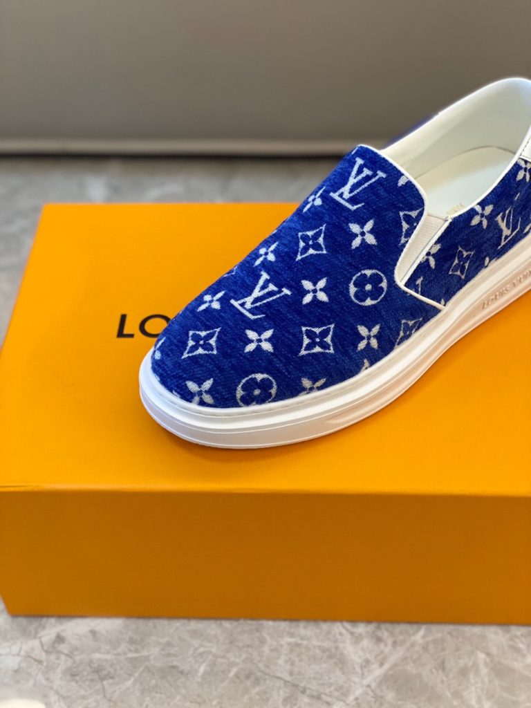 🎭 Brand: LOUIS VUITTON 🎭 Color: Original color matching 🎭 Yards: 38-44 standard 🎭 Material: Louis Vuitton ® The latest runway style - first come from youth, creative future. The early spring 2023 collection launches a new product. Not only does it unify and maintain a low profile and calm pace, but it also injects some adventure elements into the street style, embodying a unique style. Demonstrate a cool and stylish personality style with a childlike perspective. The authentic fashionable upper is made of: original LV fabric surface+cow leather lining+private molded ultra-light outsole