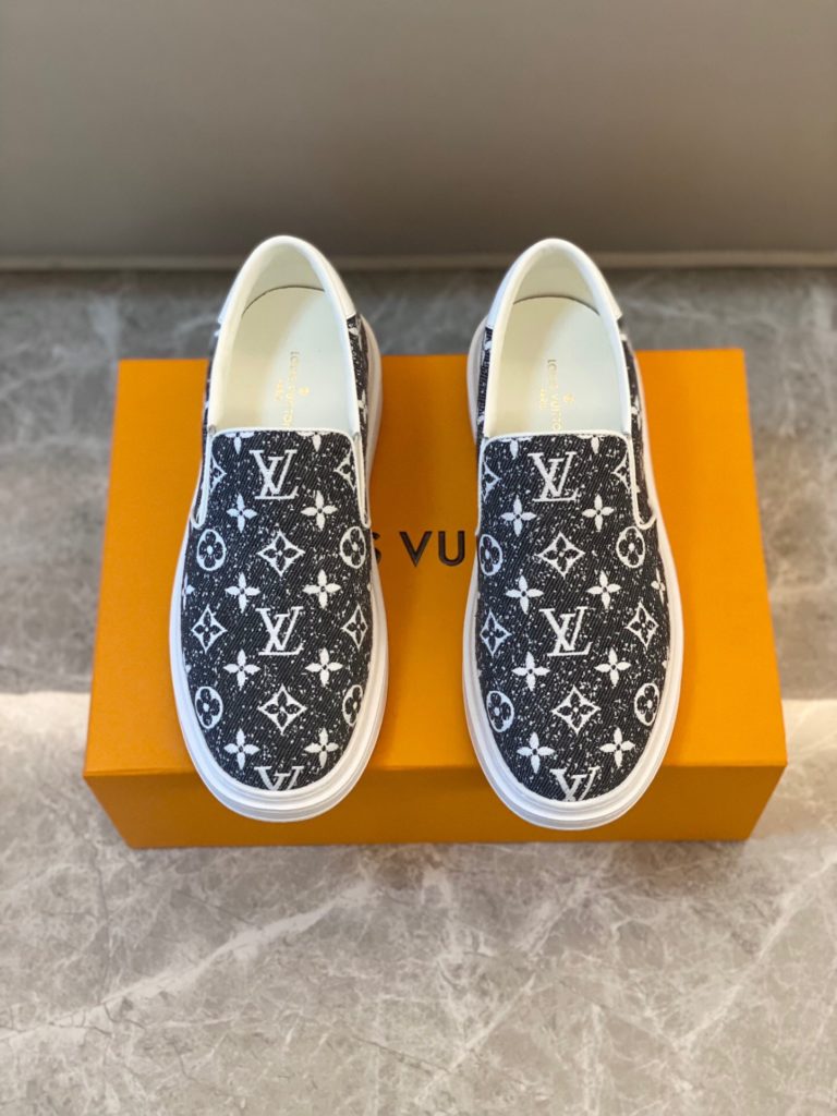 🎭 Brand: LOUIS VUITTON 🎭 Color: Original color matching 🎭 Yards: 38-44 standard 🎭 Material: Louis Vuitton ® The latest runway style - first come from youth, creative future. The early spring 2023 collection launches a new product. Not only does it unify and maintain a low profile and calm pace, but it also injects some adventure elements into the street style, embodying a unique style. Demonstrate a cool and stylish personality style with a childlike perspective. The authentic fashionable upper is made of: original LV fabric surface+cow leather lining+private molded ultra-light outsole