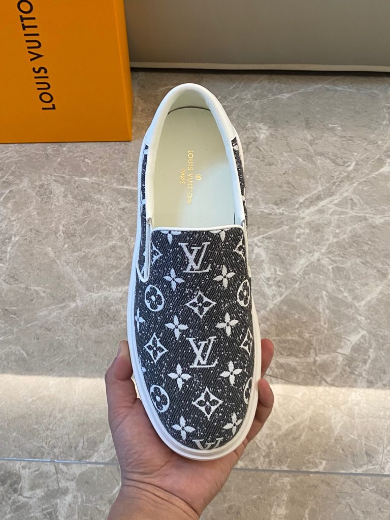 🎭 Brand: LOUIS VUITTON 🎭 Color: Original color matching 🎭 Yards: 38-44 standard 🎭 Material: Louis Vuitton ® The latest runway style - first come from youth, creative future. The early spring 2023 collection launches a new product. Not only does it unify and maintain a low profile and calm pace, but it also injects some adventure elements into the street style, embodying a unique style. Demonstrate a cool and stylish personality style with a childlike perspective. The authentic fashionable upper is made of: original LV fabric surface+cow leather lining+private molded ultra-light outsole