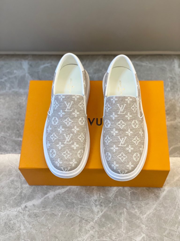 🎭 Brand: LOUIS VUITTON 🎭 Color: Original color matching 🎭 Yards: 38-44 standard 🎭 Material: Louis Vuitton ® The latest runway style - first come from youth, creative future. The early spring 2023 collection launches a new product. Not only does it unify and maintain a low profile and calm pace, but it also injects some adventure elements into the street style, embodying a unique style. Demonstrate a cool and stylish personality style with a childlike perspective. The authentic fashionable upper is made of: original LV fabric surface+cow leather lining+private molded ultra-light outsole