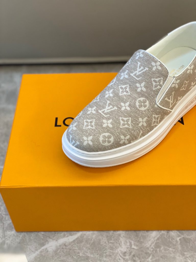 🎭 Brand: LOUIS VUITTON 🎭 Color: Original color matching 🎭 Yards: 38-44 standard 🎭 Material: Louis Vuitton ® The latest runway style - first come from youth, creative future. The early spring 2023 collection launches a new product. Not only does it unify and maintain a low profile and calm pace, but it also injects some adventure elements into the street style, embodying a unique style. Demonstrate a cool and stylish personality style with a childlike perspective. The authentic fashionable upper is made of: original LV fabric surface+cow leather lining+private molded ultra-light outsole