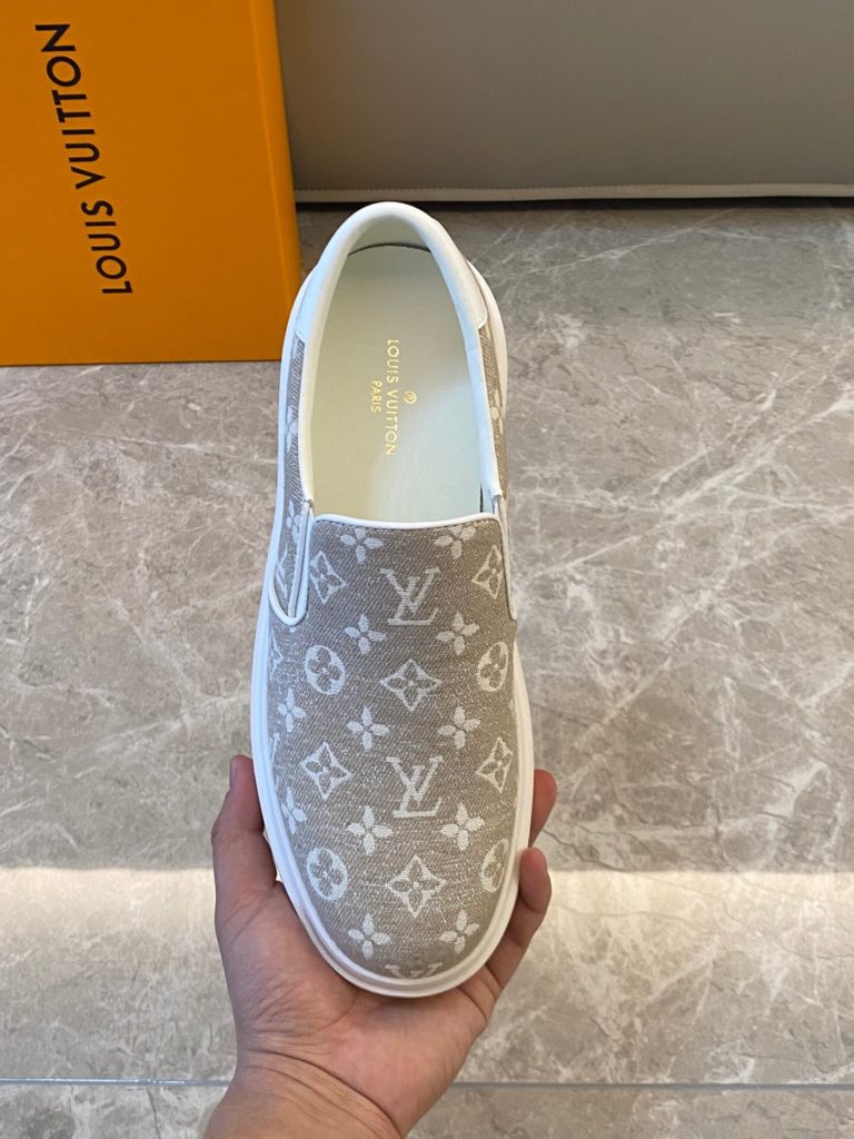 🎭 Brand: LOUIS VUITTON 🎭 Color: Original color matching 🎭 Yards: 38-44 standard 🎭 Material: Louis Vuitton ® The latest runway style - first come from youth, creative future. The early spring 2023 collection launches a new product. Not only does it unify and maintain a low profile and calm pace, but it also injects some adventure elements into the street style, embodying a unique style. Demonstrate a cool and stylish personality style with a childlike perspective. The authentic fashionable upper is made of: original LV fabric surface+cow leather lining+private molded ultra-light outsole