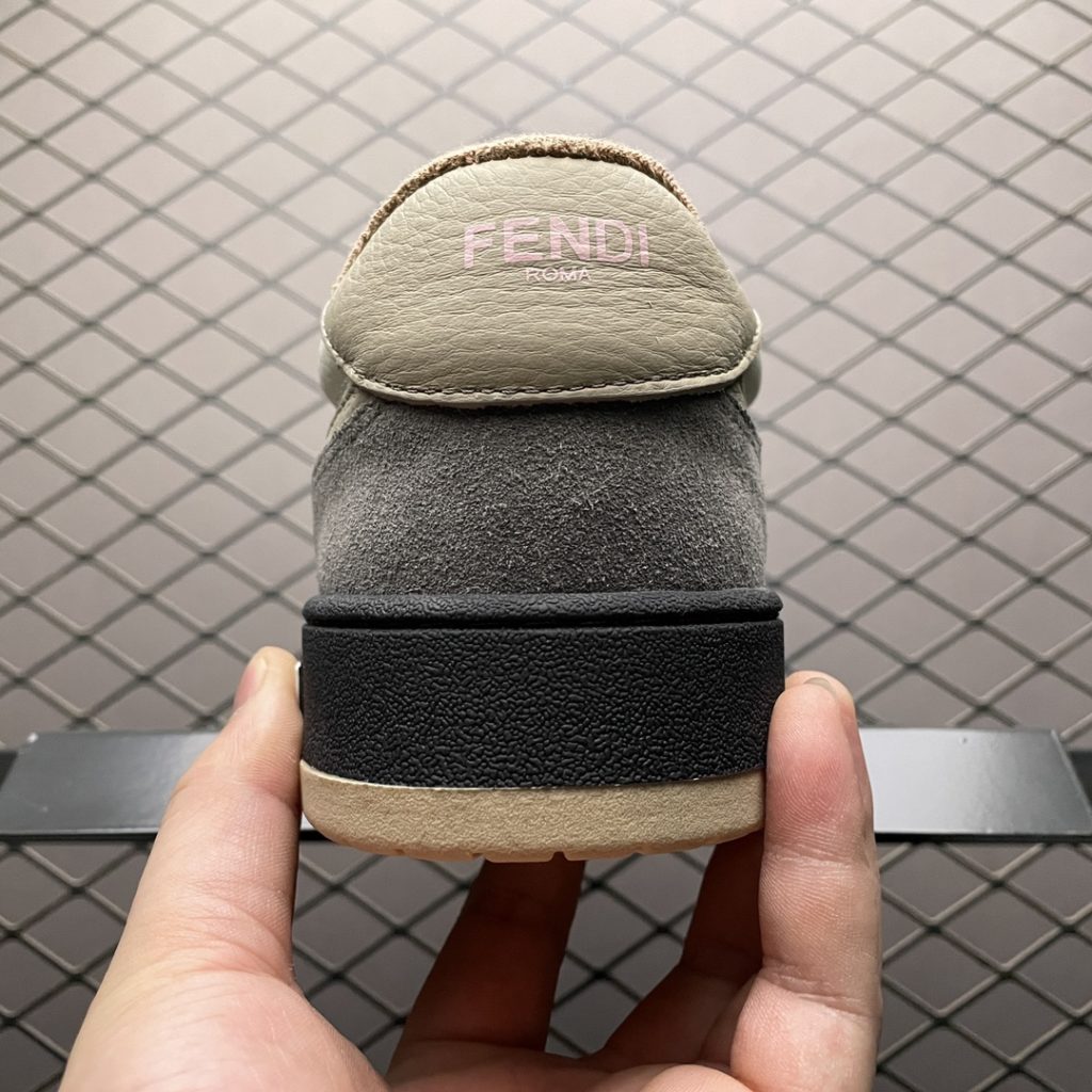 Local self fetching 💰The highest version of Fendi Fendi Match low top casual board shoes available on the market is available on behalf of overseas shopping. The quality upper is made of cow leather and cow leather stitching. The upper leg is made of super soft cow leather and cow leather color matching fabric. The inner lining is made of original towel velvet lining, mesh injection molding pad, and the original opening is made of multi-color color matching soles. The correct Goodyear empty glue process is available. The original complete package size: 35 36 37 38 39 40 41 42 44 45