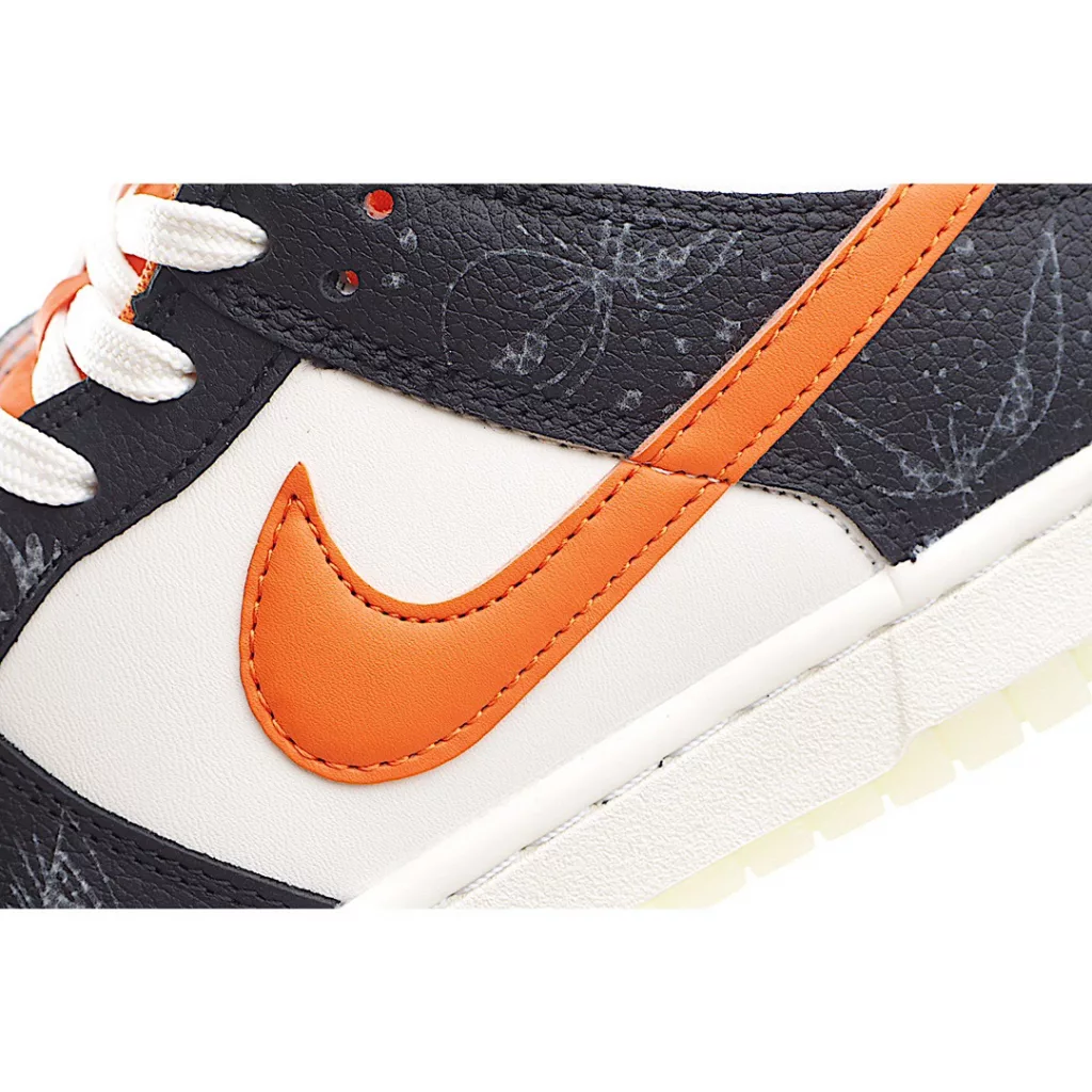 Nike Dunk SB Low Halloween Black and White Orange Glow 🎃 Chunyuan's original shoe development features a black and white stitching on the body, paired with an orange Swoosh, lining, and tongue, creating a classic 