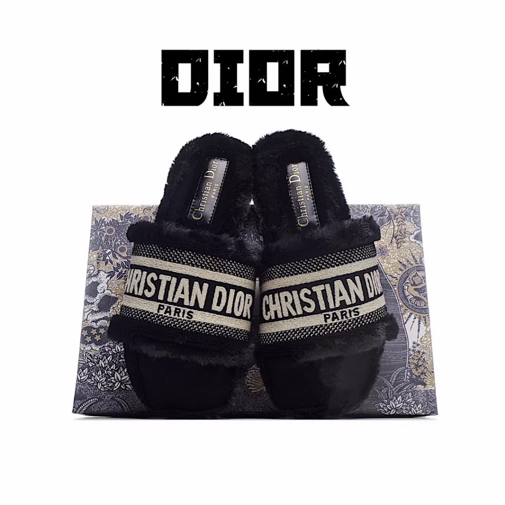 DIOR Dior's new autumn and winter wool mop, genuine wool electric embroidered logo wool mop, foot pad top layer waxed cowhide fabric material: wool, welcome to taste the bottom: Italian imported genuine leather bottom size: 35-40