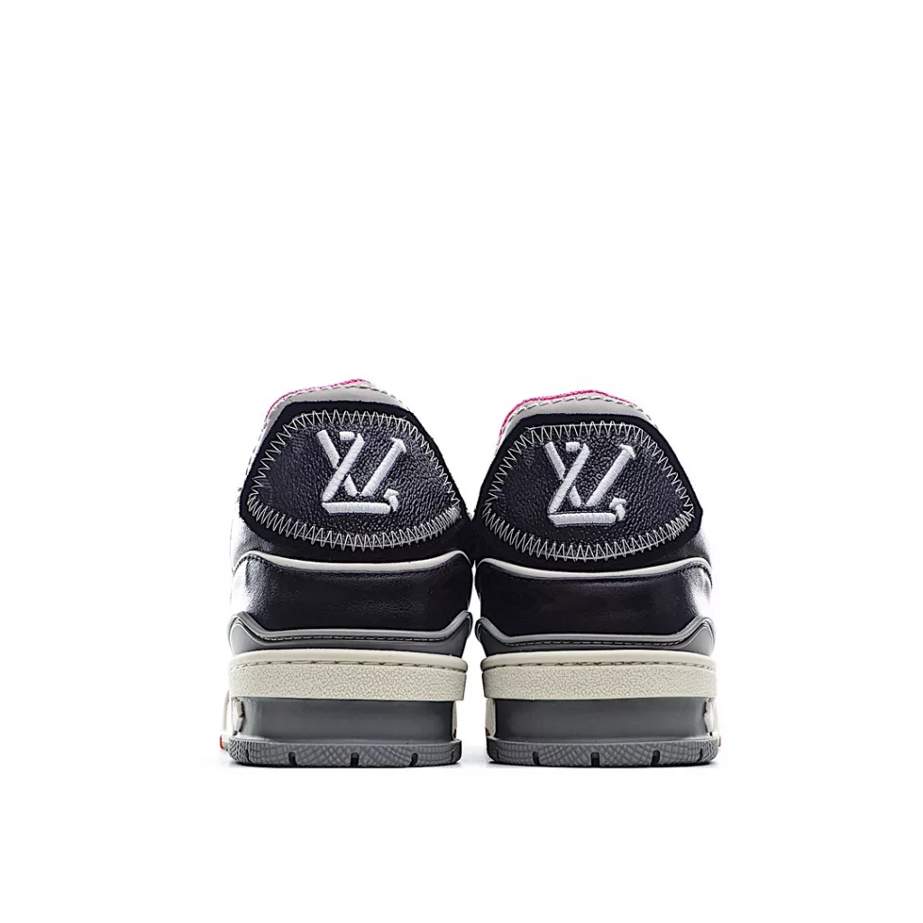 The original mixed sale version is designed by Wu Yifan and the same Virgil Abloh personally. The new LV Louis Vuitton Trainer Sneaker Low Leisure Sports Culture 15