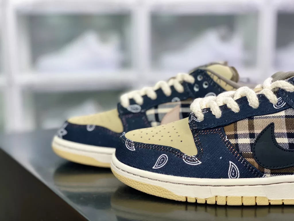 Celebrity style, rapper Scott once again teamed up with Travis Scott x SB Dunk Low 