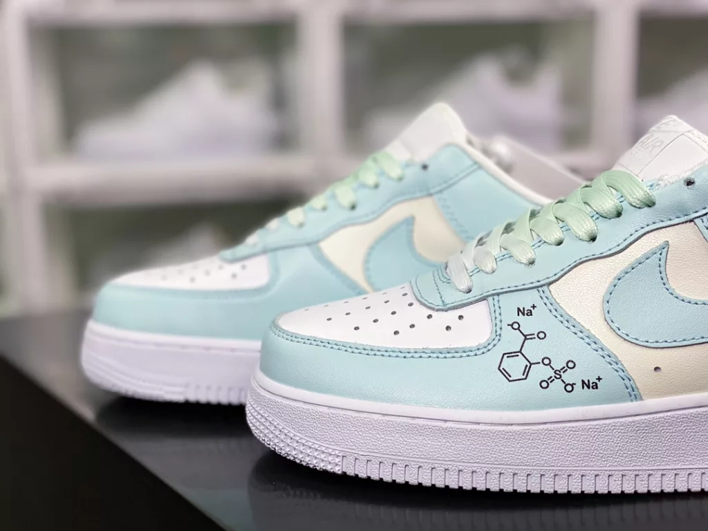 Nike Air Force 1 07 LV8 