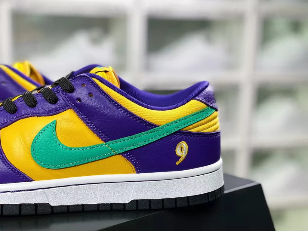 Nike WMNS SB Dunk Low LX 