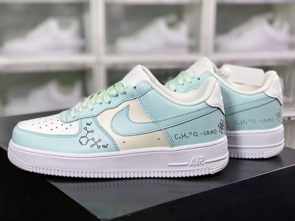 Nike Air Force 1 07 LV8 