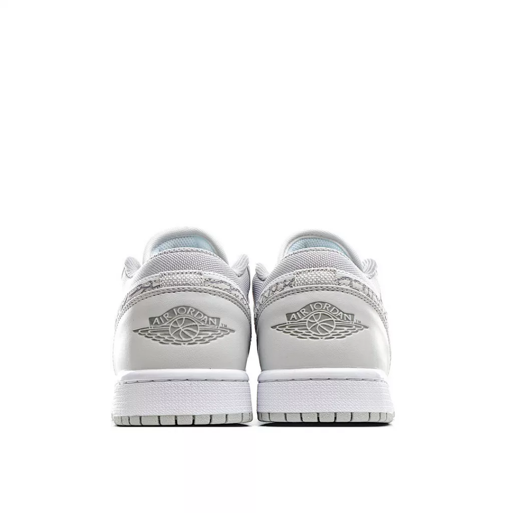 The only ceiling level Air Jordan 1 Low low cut retro cultural basketball shoes in the B-version new product market are white, blue, and black. Product number: DH0206-400. Price positioning: Conscience. Dozens of color schemes are gradually released