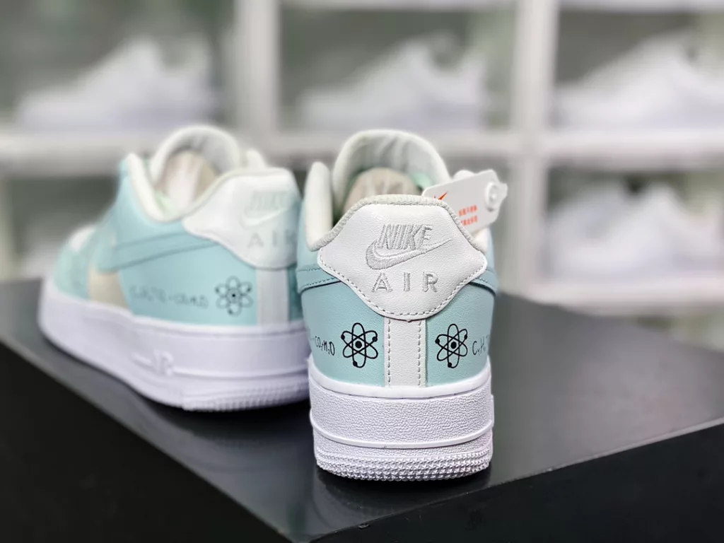 Nike Air Force 1 07 LV8 