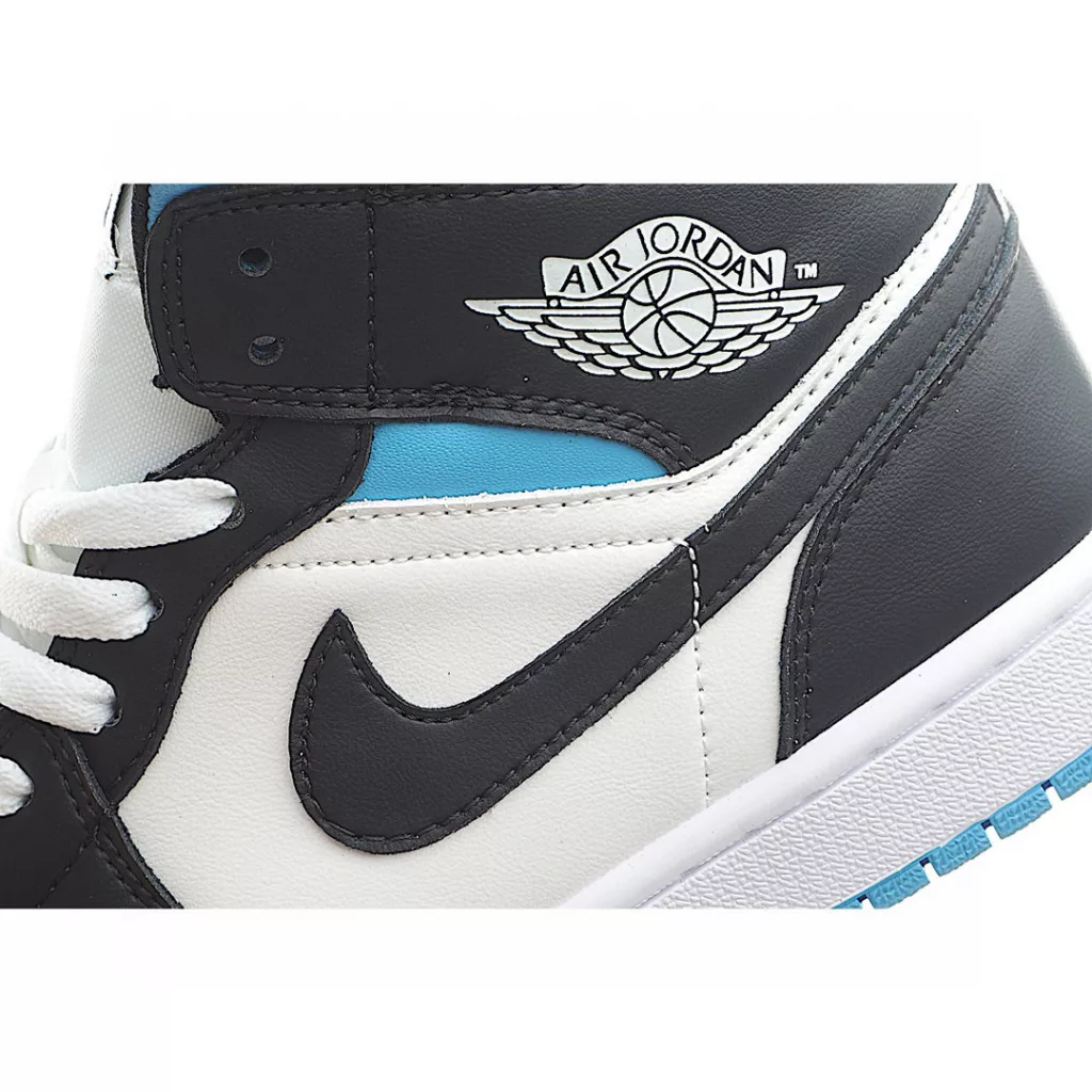 The Air Jordan 1 Mid AJ1 Mid Top Basketball Shoe features a brand new batch of original models, full soles, and factory customized leather materials, with a delicate and correct feel. The hem process is perfect and detailed. Product number: BQ6472-102 Black and White Blue 9