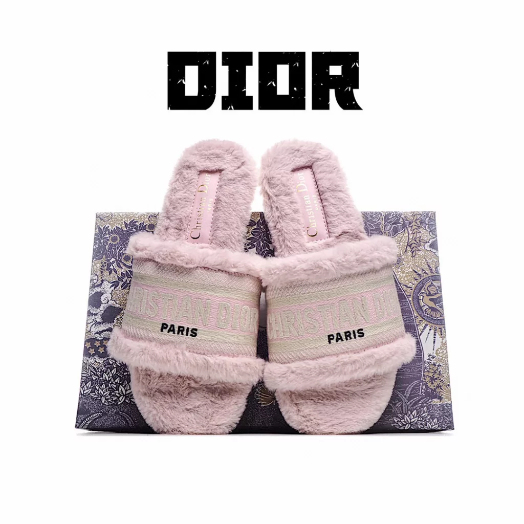 DIOR Dior's new autumn and winter wool mop, genuine wool electric embroidered logo wool mop, foot pad top layer waxed cowhide fabric material: wool, welcome to taste the bottom: Italian imported genuine leather bottom size: 35-40