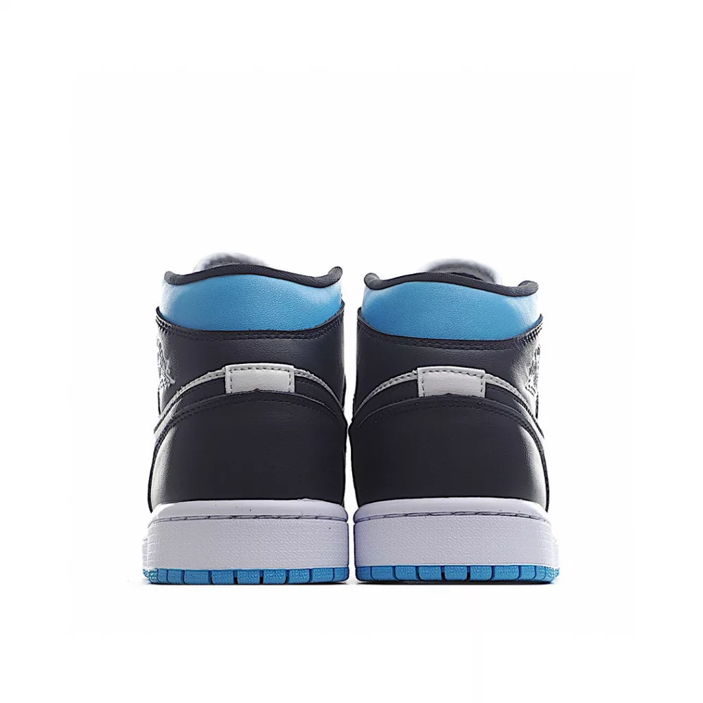 The Air Jordan 1 Mid AJ1 Mid Top Basketball Shoe features a brand new batch of original models, full soles, and factory customized leather materials, with a delicate and correct feel. The hem process is perfect and detailed. Product number: BQ6472-102 Black and White Blue 9