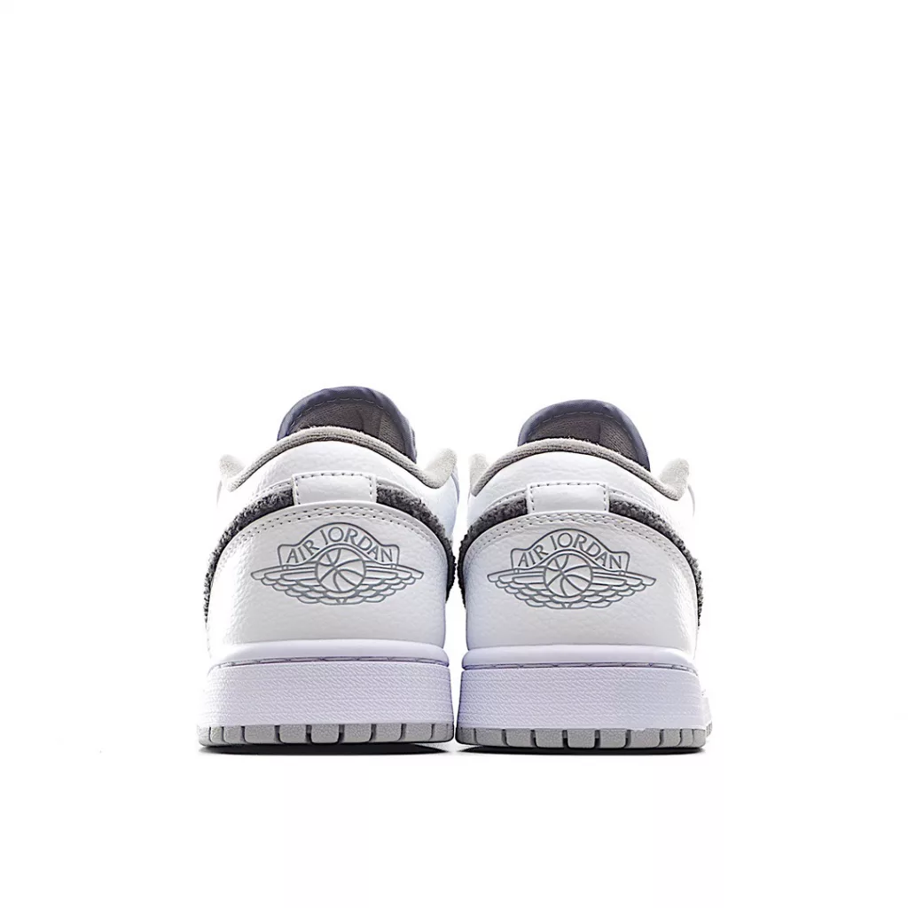 The only ceiling level Air Jordan 1 Low low cut retro cultural basketball shoes on the market for the B-version new product are white gray. Product number: 338145-103. Price positioning: Conscience. Dozens of color schemes have been released one after another