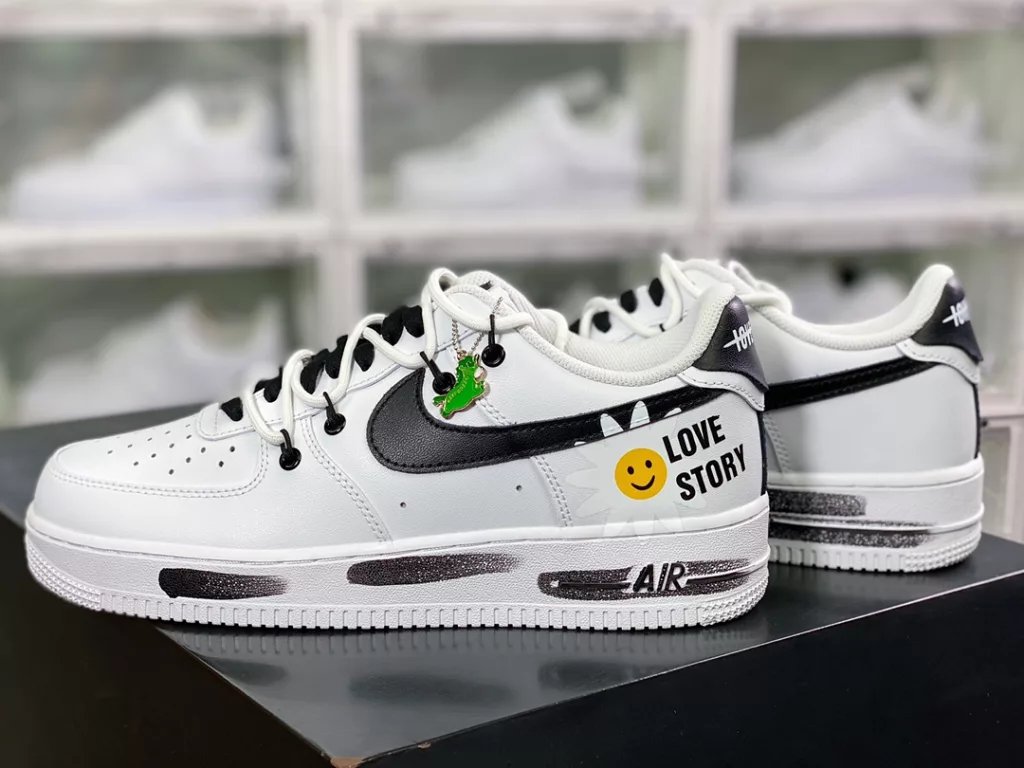 Nike Air Force 1 07 LV8 