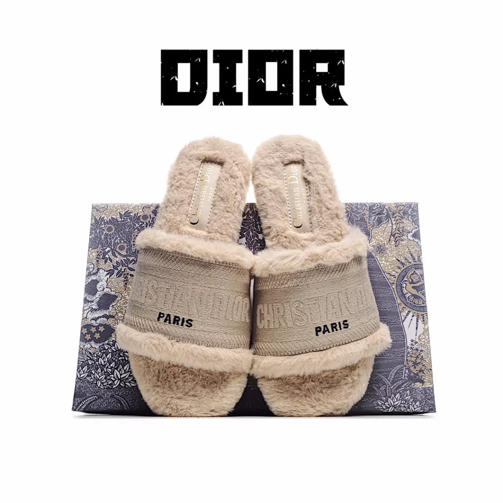 DIOR Dior's new autumn and winter wool mop, genuine wool electric embroidered logo wool mop, foot pad top layer waxed cowhide fabric material: wool, welcome to taste the bottom: Italian imported genuine leather bottom size: 35-40