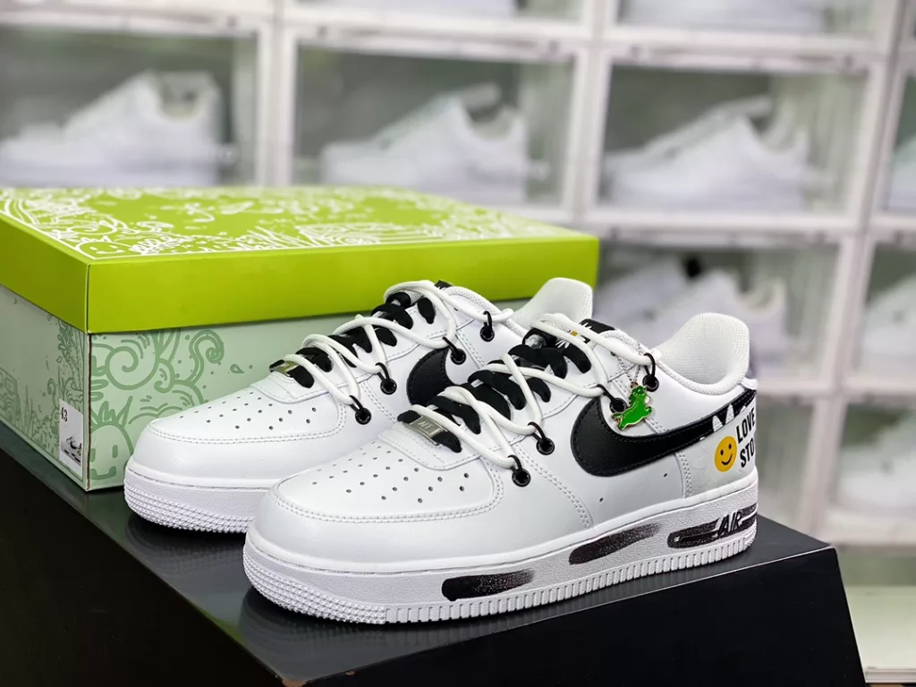 Nike Air Force 1 07 LV8 