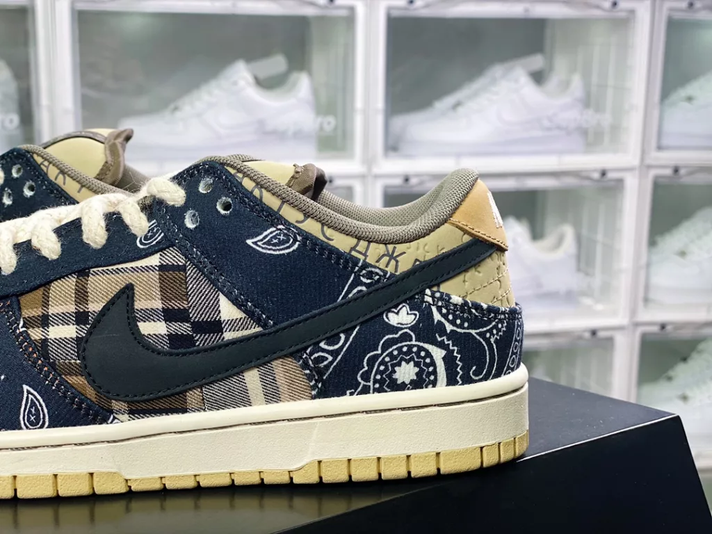 Celebrity style, rapper Scott once again teamed up with Travis Scott x SB Dunk Low 