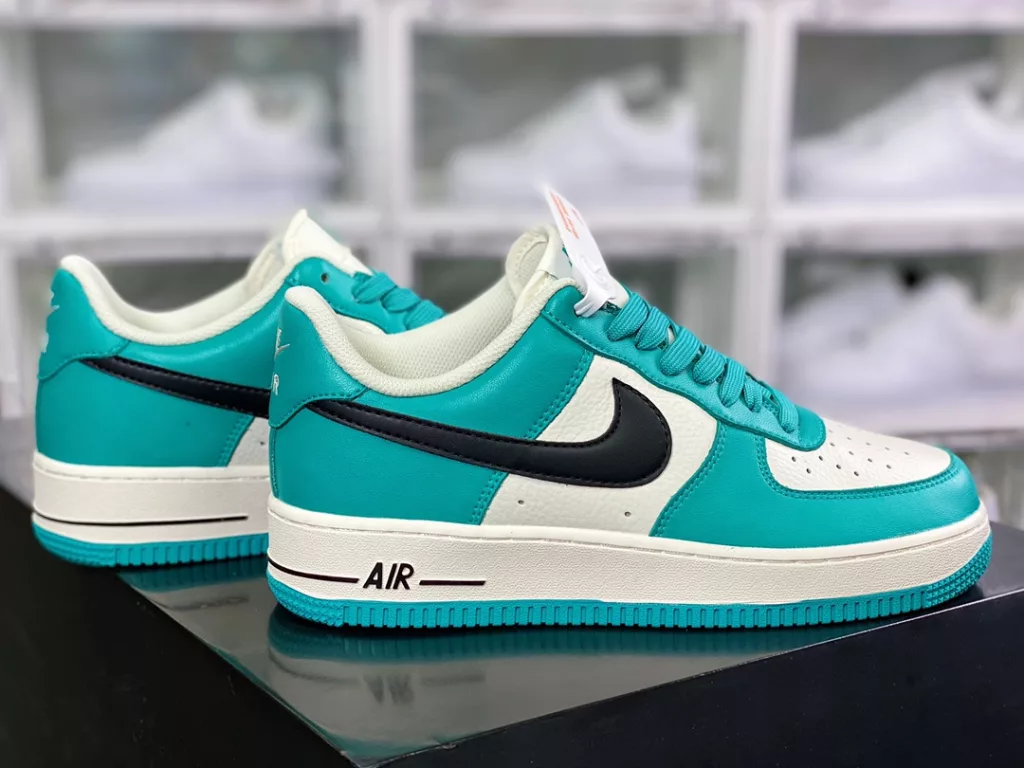 Nike Air Force 1'07 LV8 