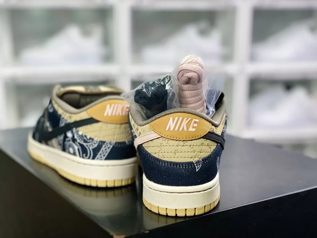 Celebrity style, rapper Scott once again teamed up with Travis Scott x SB Dunk Low 