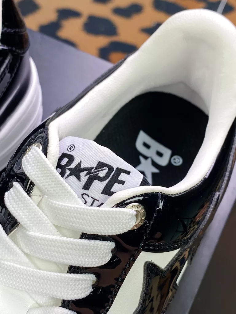 G version of Dongguan produced pure original Bape sta: black and white patent leather second-generation twisted ape man 10