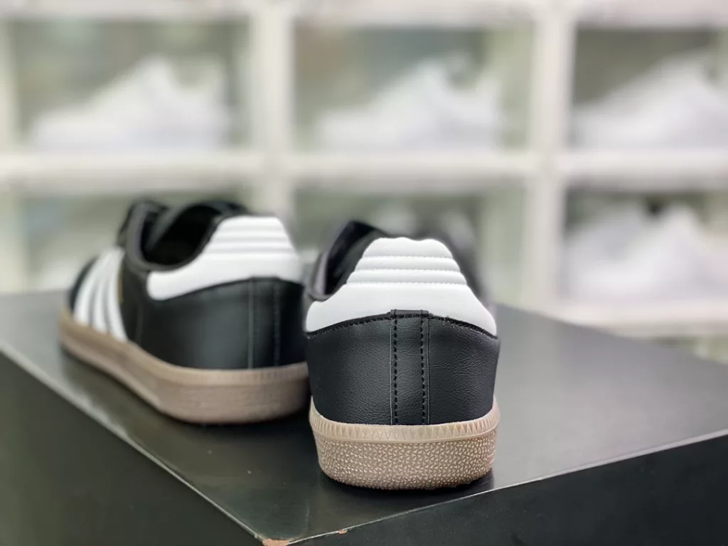 Bringing you back to the most primitive and timeless classic, Originals Samba OG Samba Dance Series Gentlemen's Moral Training Football Style Versatile Low Top Casual Sports Board Shoes 