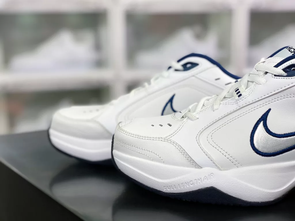 Nike Air Monarch IV 